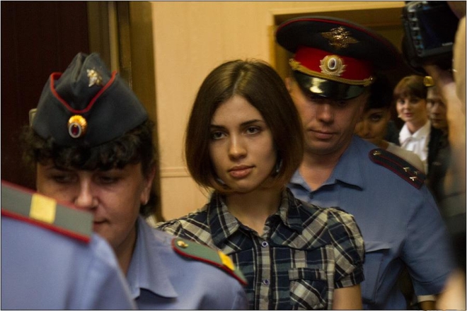 Nadezhda_Tolokonnikova_(Pussy_Riot)_at_the_Moscow_Tagansky_District_Court_-_Denis_Bochkarev